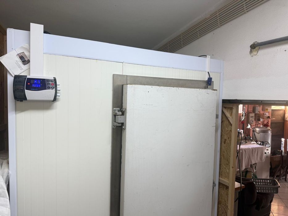 Vendo câmara frigorífica / arca de congelação completa.