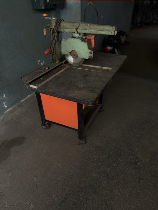 Maquina circular de corte de madeira.