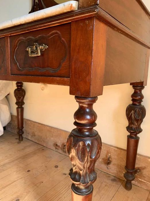 Toucador antigo de madeira com pedra mármore