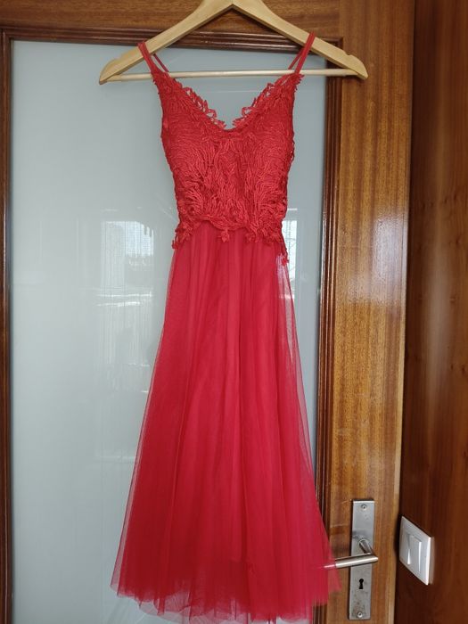 Vendo vestidos de cerimónia.