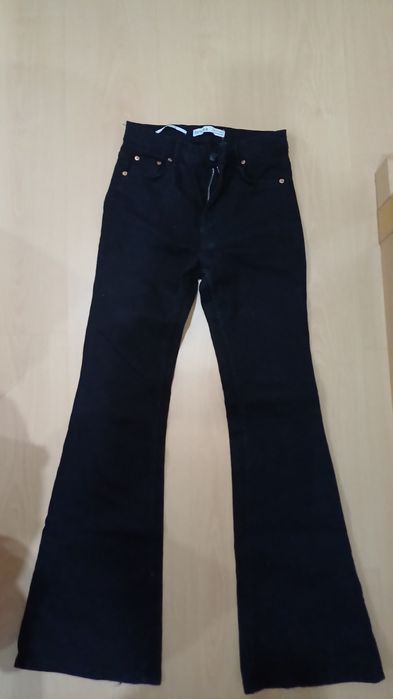 calças à boca de sino