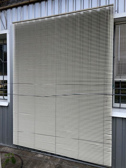 Продам горизонтальные жалюзи на окна б/у