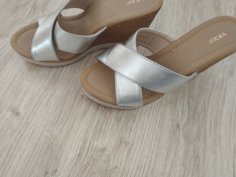 Sprzedam sandały na koturnie
