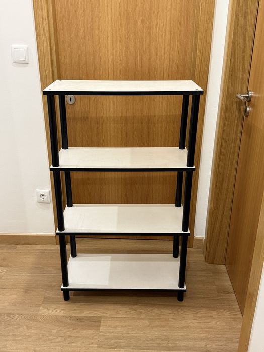 Estante branca e preta