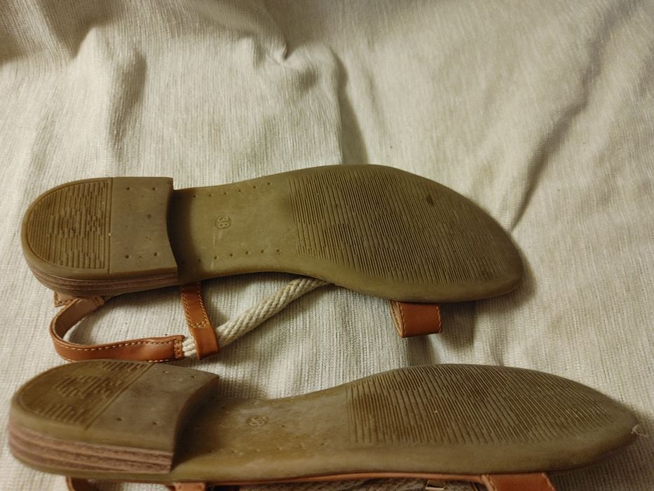 Sandálias rasas com tiras