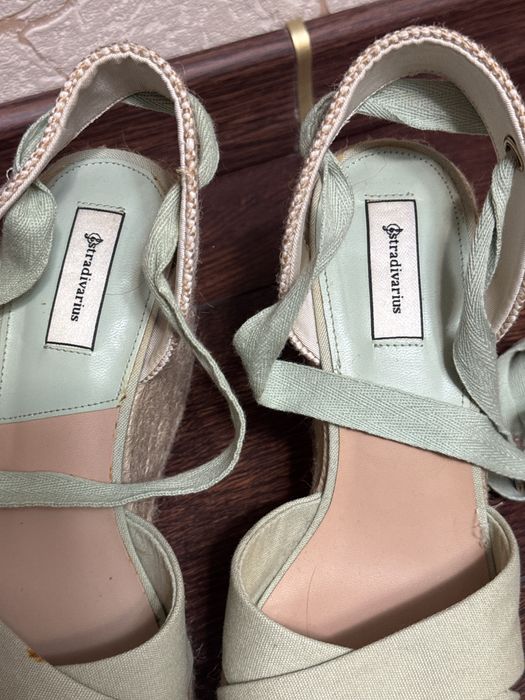 Босоніжки на танкетці stradivarius