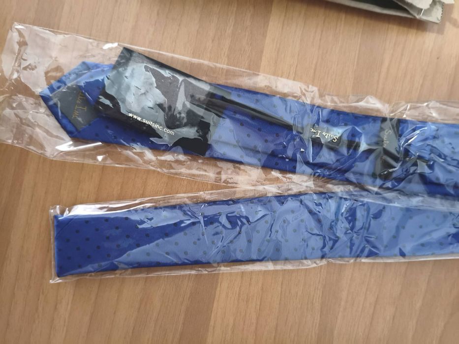 Gravata azul escura com bolinhas suits inc
