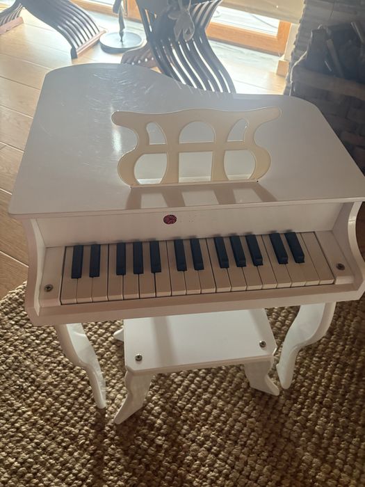 Piano com banco para criança