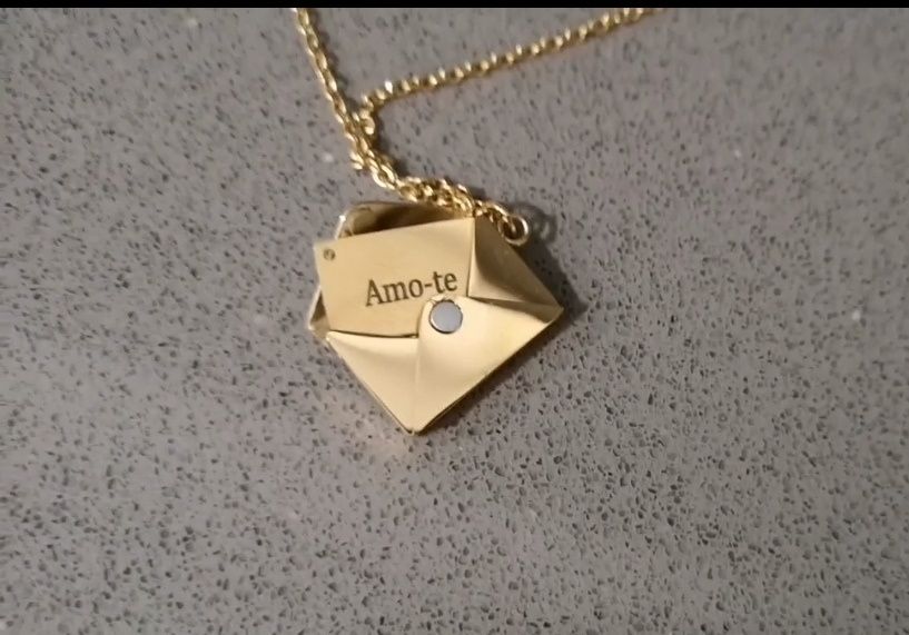 Fio de metal com pendente com mensagem  Amo - te