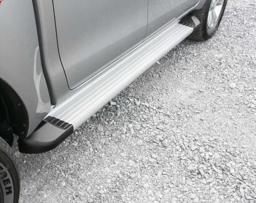 Progi Stopnie Boczne do wsiadania Aluminiowe Toyota Hilux 2015 - 2025+