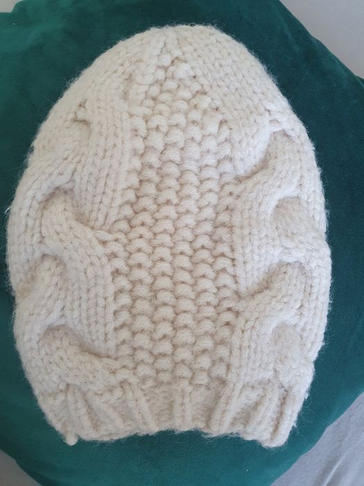 Kremowa ciepła czapka zimowa