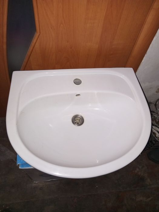 Умывальник " Тюльпан"Cersanit,Cостояние нового.