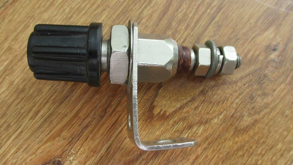 Знак аварийной остановки. Выключатель массы.