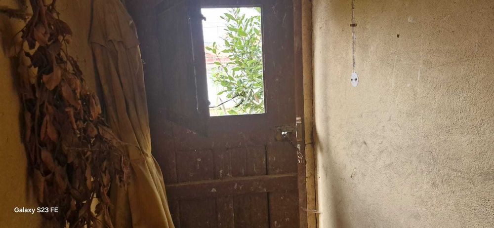 Casa para recuperar com quintal em Figueira de Cavaleiros