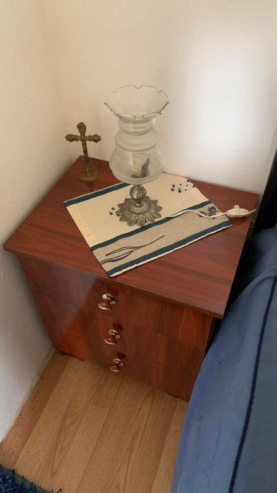 Cómoda parta arrumação e duas mesas de cabeceira