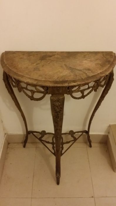 Credencia com pés em metal dourado e com tampo de mármore