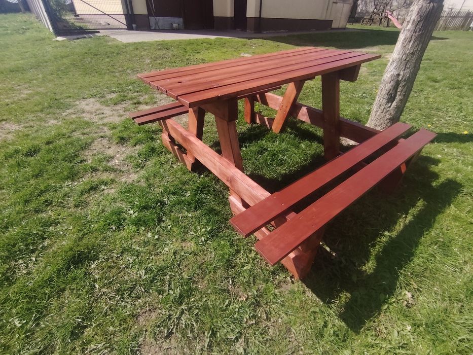 Stół drewniany z ławkami ogrodowy