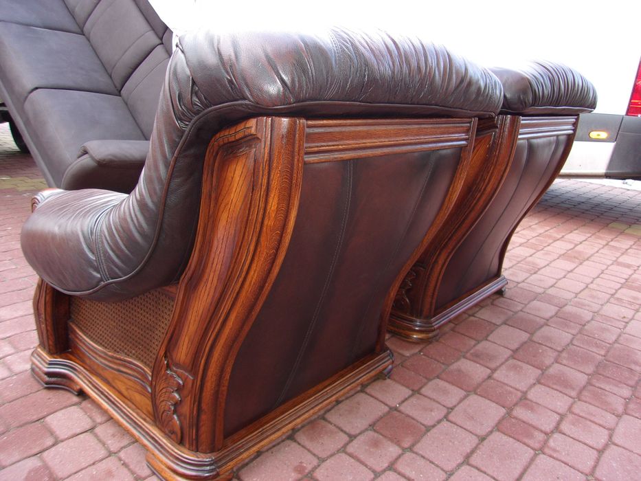 Dwa fotele skóra  stelażu dębowym.Ciemny brąz