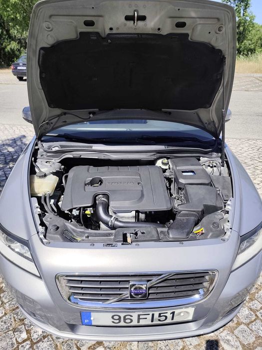 Volvo V50.