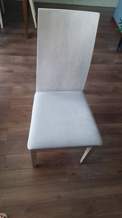 Krzesła drewniane Paged - 4 sztuki