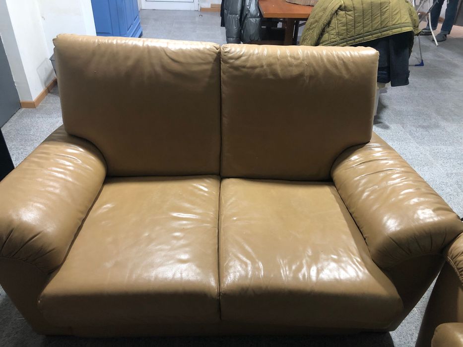 2 sofás amarelos em pele (190cm- 3 pessoas, 150cm- 2 pessoas)