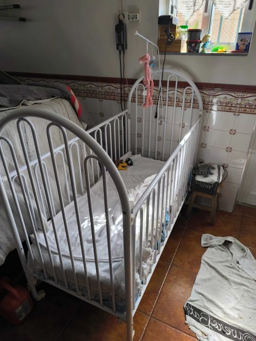 Cama de bebê como nova