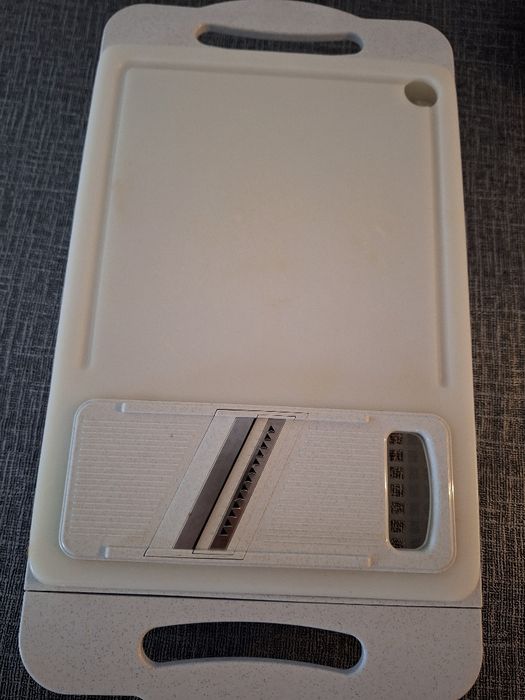 Conjunto tábua, escorredor de legumes, mandolina com acessórios