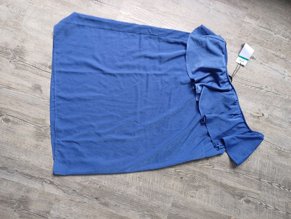 Letnia sukienka na jedno ramie.