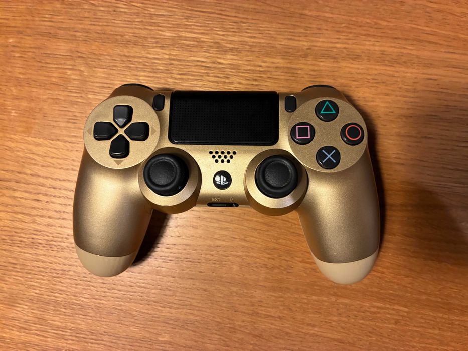 Oryginalny pad ps 4 złoty, nie ładuje się