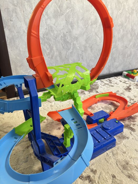 Hot Wheels Stunt tracks Невероятные воздушные столкновения