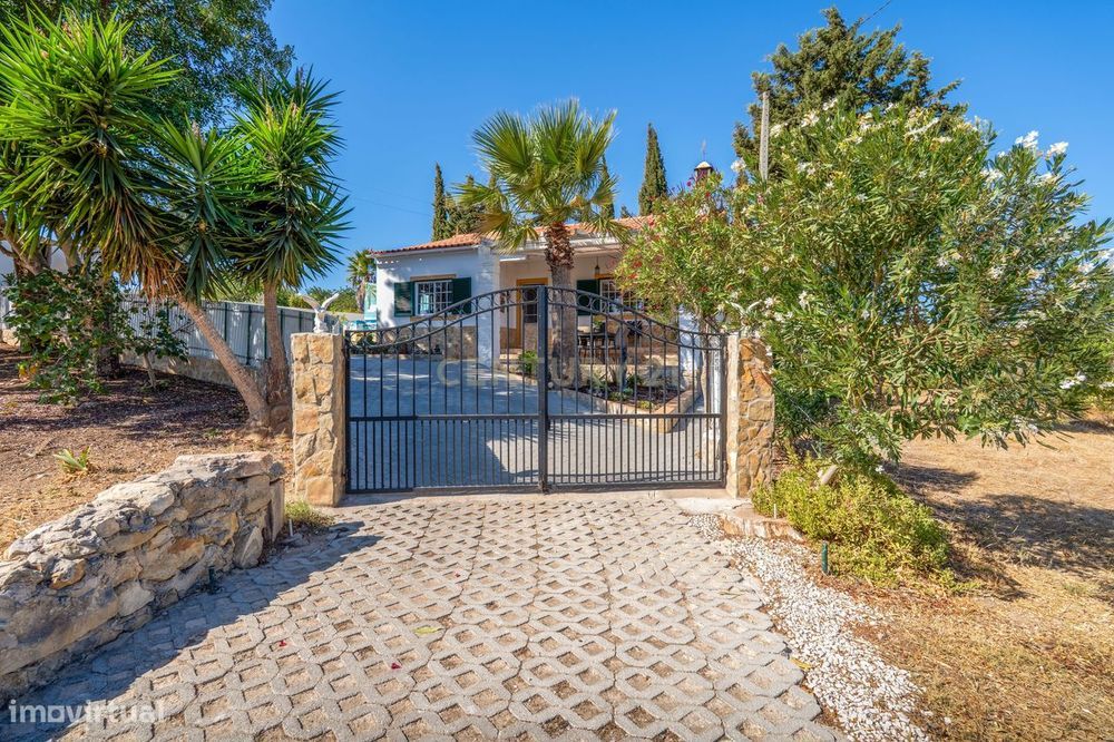 Propriedade independente com 2 quartos, uma casa de hóspedes independe