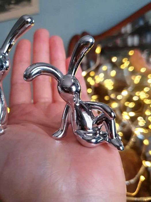 2 Coelhos decorativos prateados de aspecto espelhado brilhante