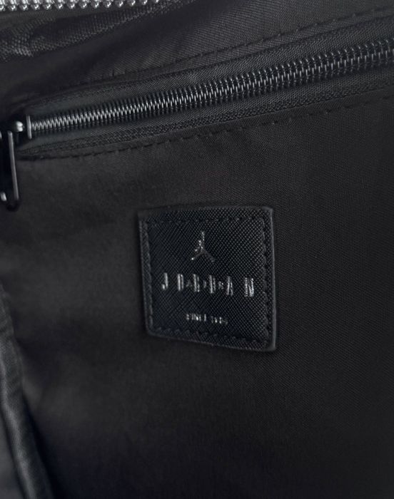 Сумка через плече Jordan.