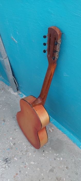 Гитара хорошая можно играть