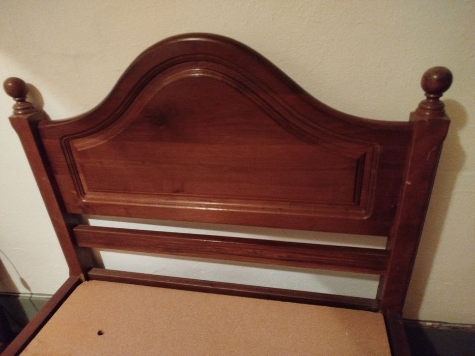 Cama de solteiro e guarda fatos