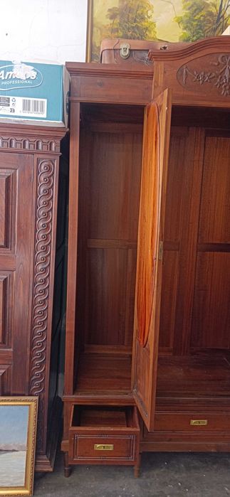 Roupeiro de três portas