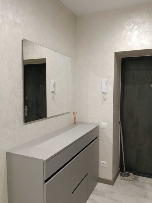 Сучасна 2 к Озерна + паркомісце,ліфт працює постійно..