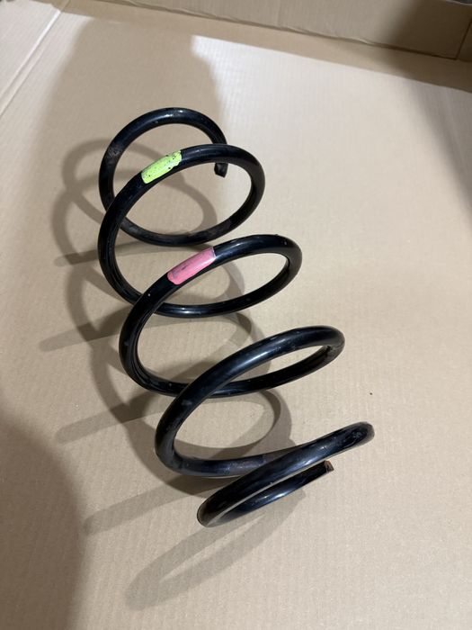 Продам оригінальну передню пружину  Тойота Камрі 40