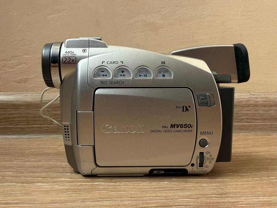 Відеокамера Canon DM-MV650i
