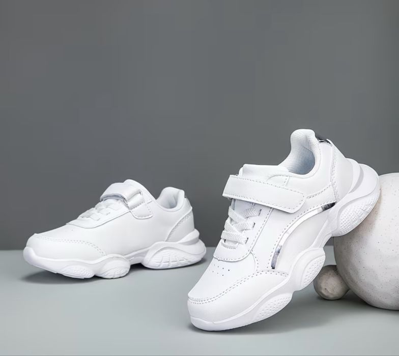 Нові легкі кросівки