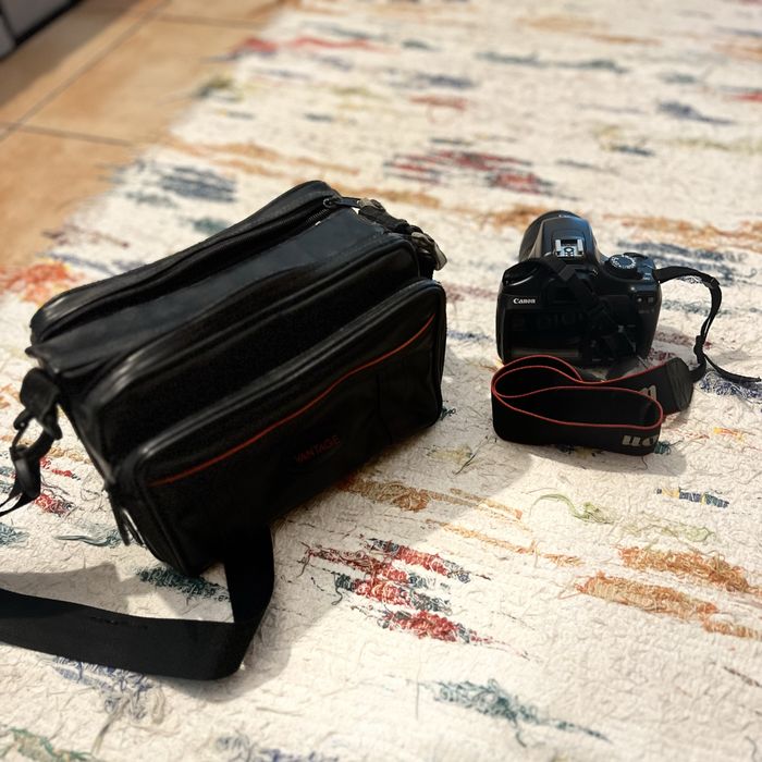 Canon EOS 1100D + Objetiva 18-55mm + Bolsa + Bateria + Carregador