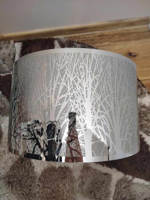 Żyrandol srebrny z wzorem drzew – nowoczesny i stylowy