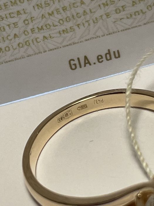 золотое кольцо с бриллиантом