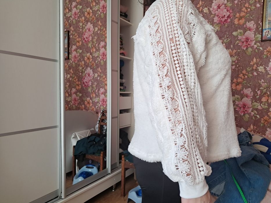 Кофтина біла з мереживом