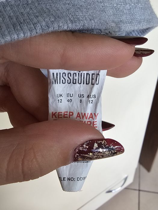 Sportowa taliowana sukienka Missguided