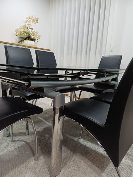 Mesa de jantar e cadeiras incluídas