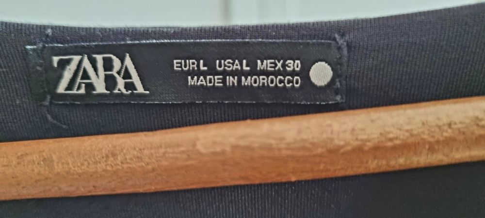 Elastyczna mała czarna z długim rękawkiem