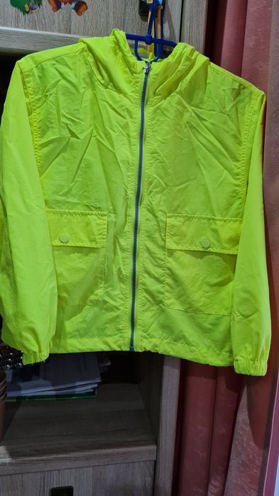Продам классную ветровку на девочку в идеальном состоянии.