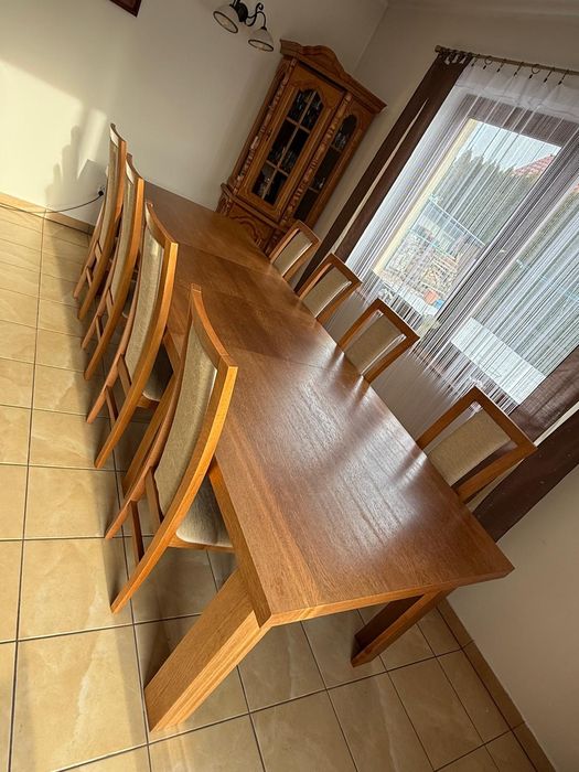 Duży drewniany stół i 12 krzeseł