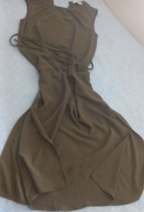 Vestido midi  fluido   verde azeitona da Mango